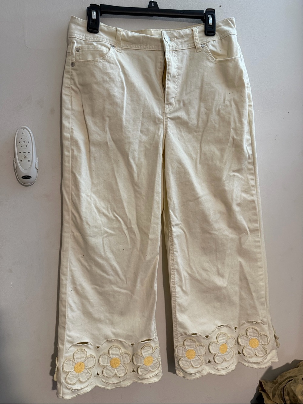 Est. 1946 Women's Cream Wide-Leg Embroidered Daisy Flower Hem Pants Size 12 VGUC